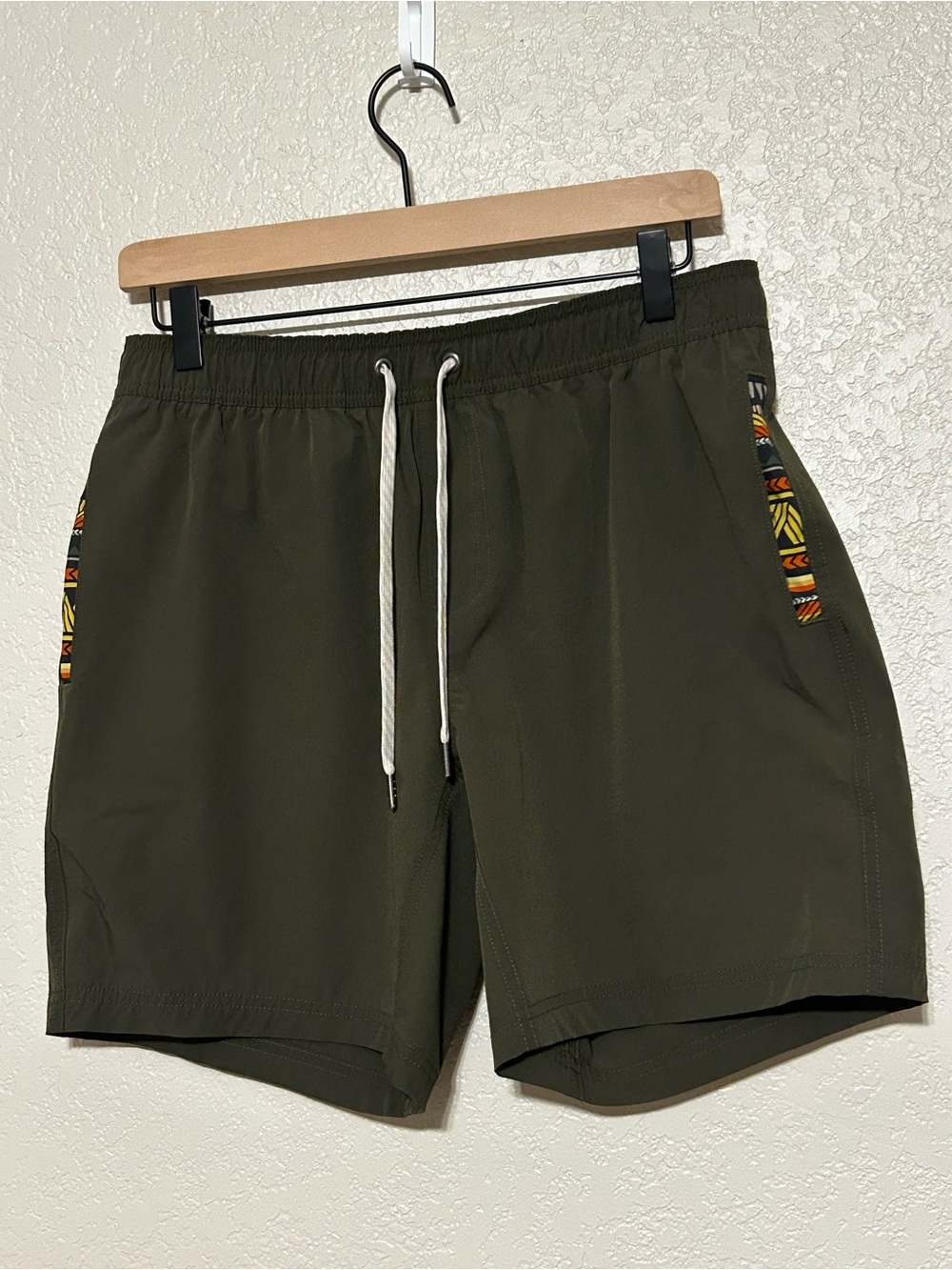 WOWIE Olive Green Swim Trunks Men’s Medium, Magnetic Side Pockets - Picture 2 of 9